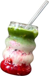 Matcha-Drink an der Bar von THE CORE CLUB