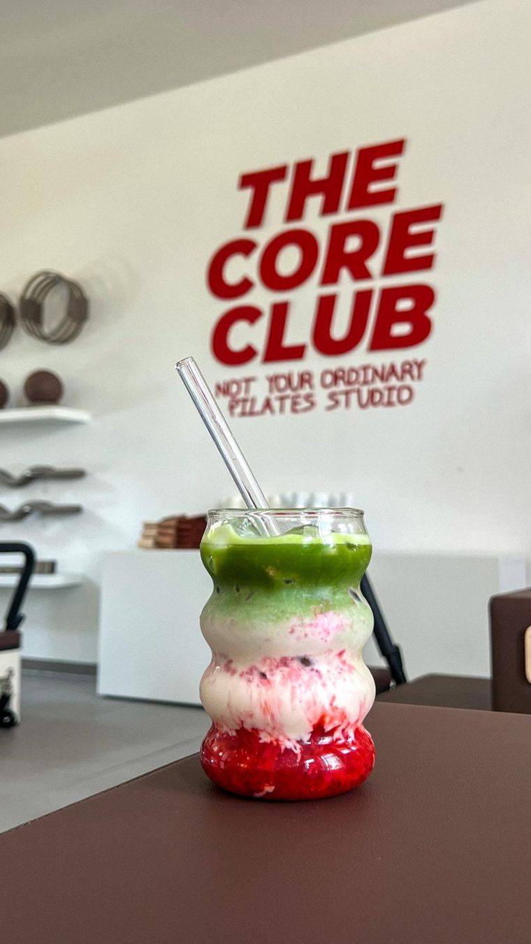 Matcha-Drink an der Bar von THE CORE CLUB